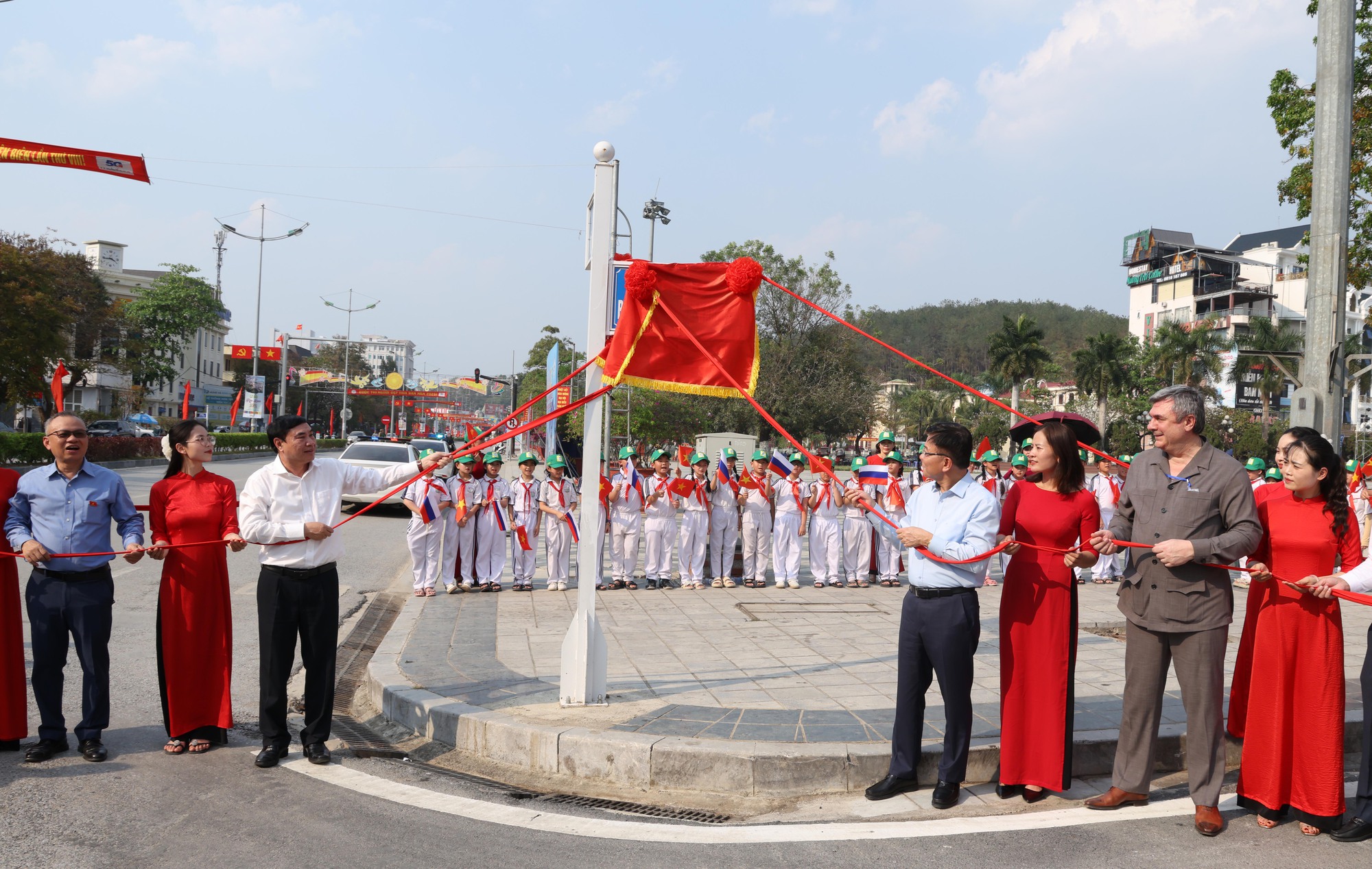 Phó Thủ tướng Lê Thành Long: Nâng tầm thương hiệu để Lễ hội Hoa Ban thực sự cuốn hút, trở thành điểm đến hấp dẫn- Ảnh 5.