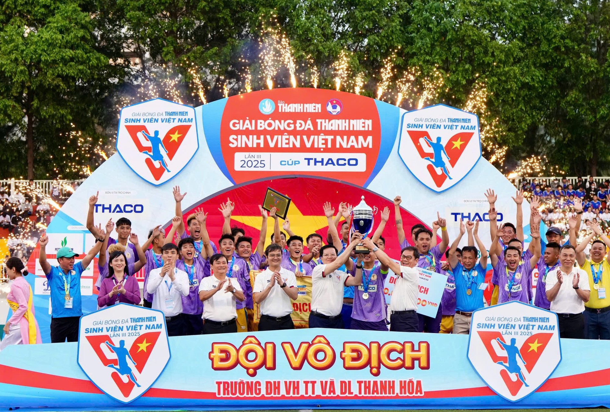 Phó Thủ tướng Mai Văn Chính trao cúp vô địch Giải bóng đá Thanh niên sinh viên Việt Nam lần III- Ảnh 2.