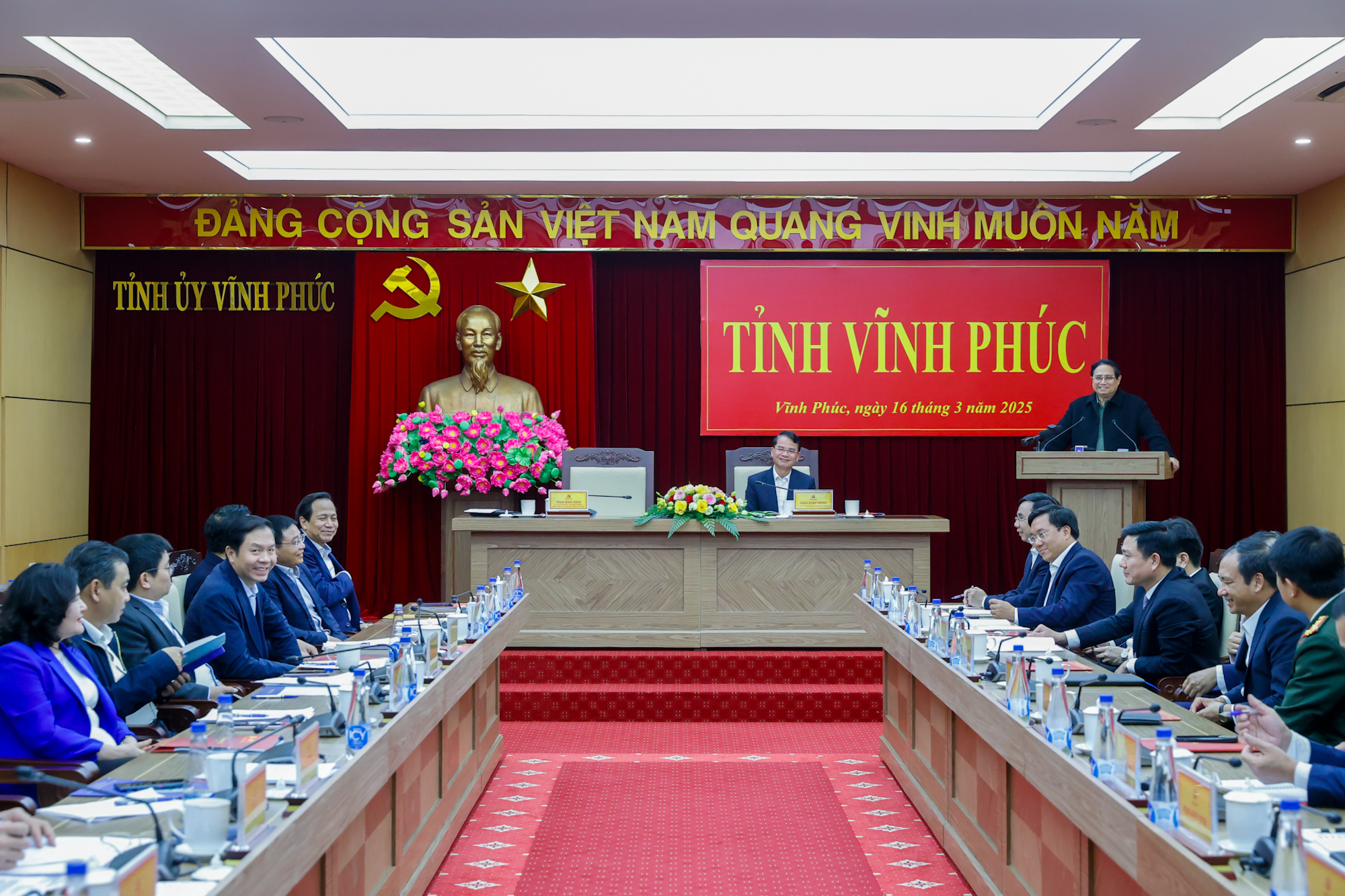 Thủ tướng: Vĩnh Phúc phải tiên phong, mạnh mẽ, hiệu quả hơn nữa, tự lực, tự cường phát triển nhanh, bền vững- Ảnh 8.