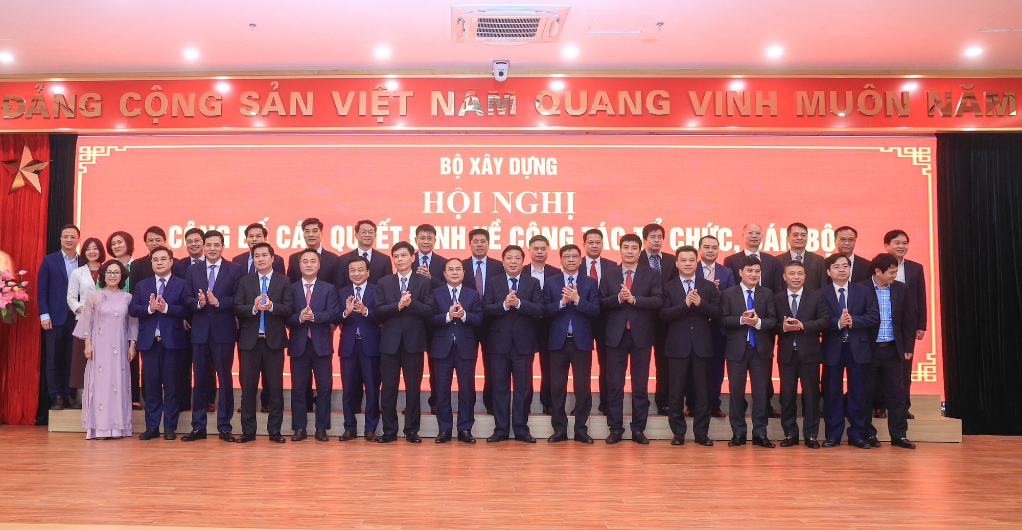 Bộ Xây dựng bổ nhiệm 142 lãnh đạo các Cục, vụ sau hợp nhất
- Ảnh 1. Bộ Xây dựng bổ nhiệm 142 lãnh đạo các Cục, vụ sau hợp nhất
- Ảnh 1.
