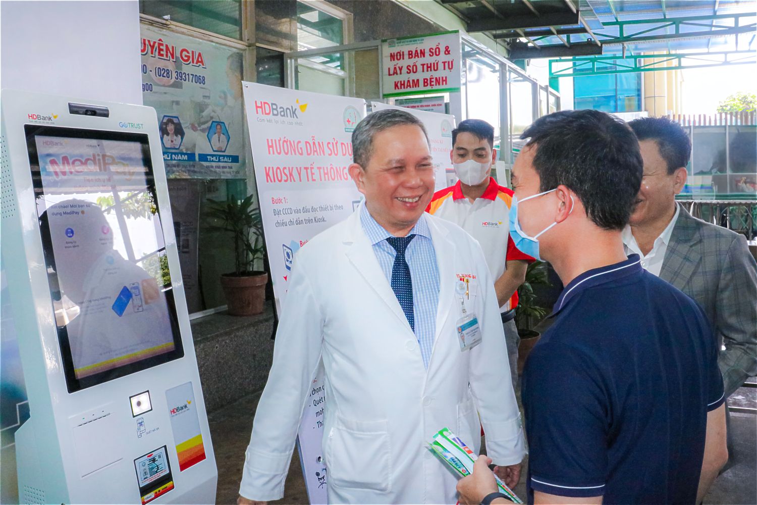 HDBank: Ngân hàng đầu tiên đưa Kiosk y tế thông minh vào nâng cao trải nghiệm khám chữa bệnh cho người dân- Ảnh 2.