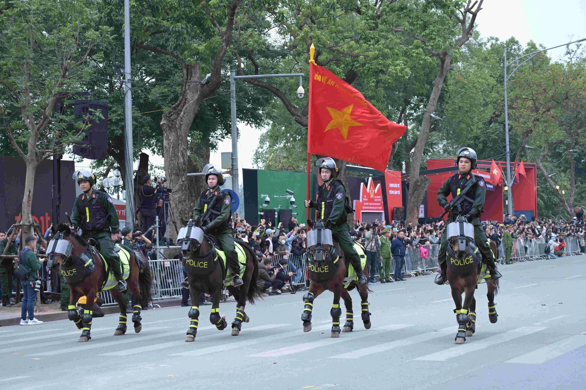 Sôi nổi các màn biểu diễn kỵ binh, cảnh khuyển trên đường phố Hà Nội- Ảnh 8.