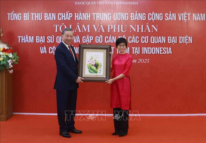 Tổng Bí thư thăm Đại sứ quán, gặp gỡ cán bộ các cơ quan đại diện và cộng đồng người Việt Nam tại Indonesia- Ảnh 2.