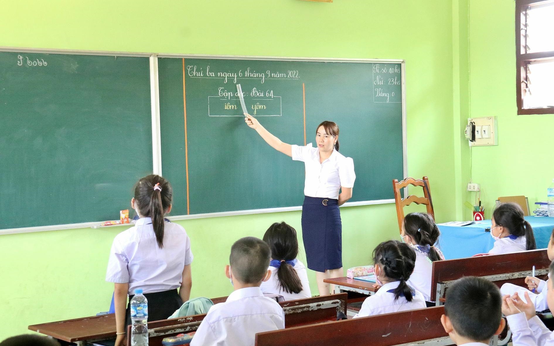 Đề xuất định mức kinh phí cho giáo viên Việt Nam sang dạy tiếng Việt tại Lào
