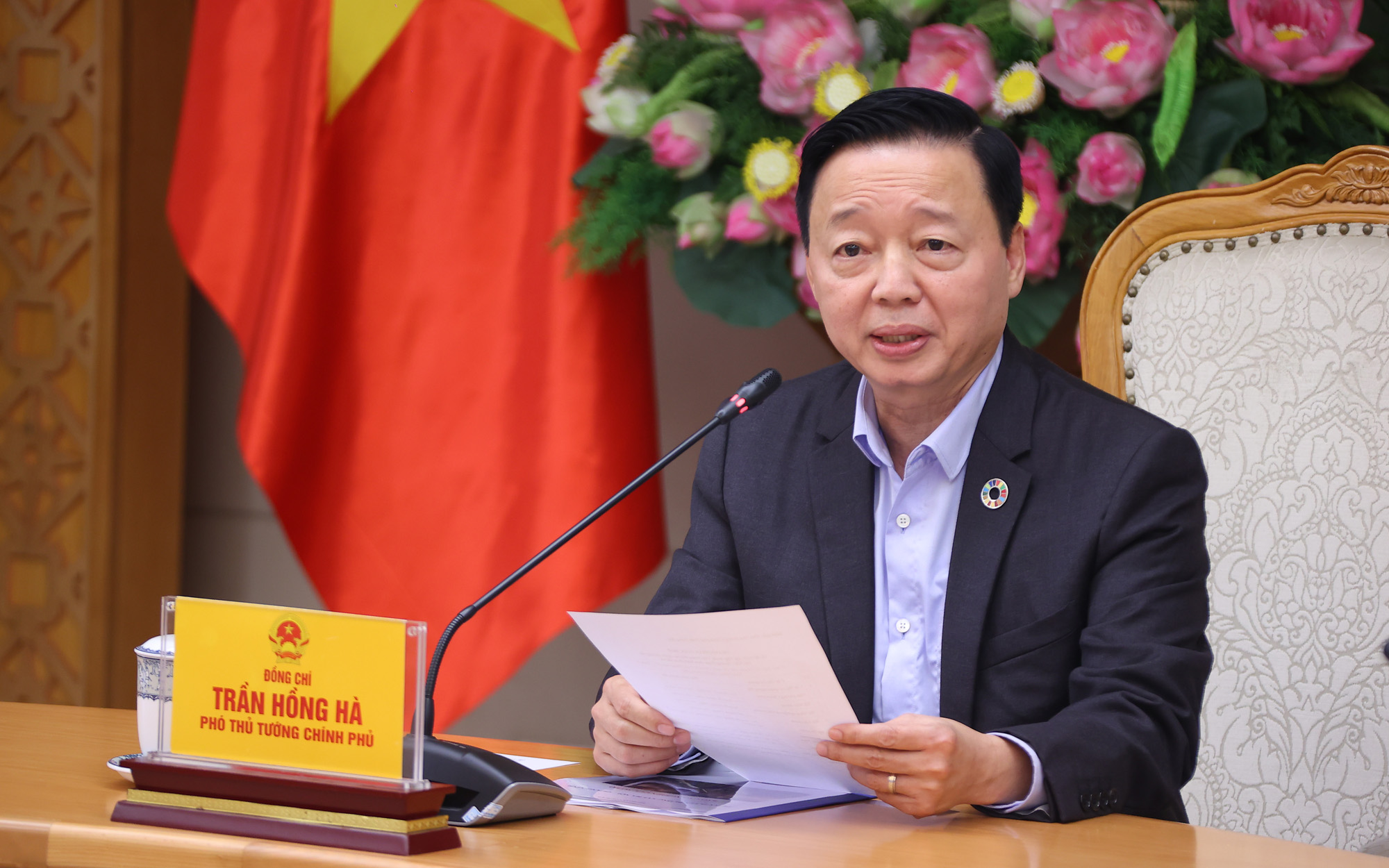 Deputy Prime Minister Tran Hong Ha listens to the report on the proposed Hanoi - Quang Ninh passenger railway route - Photo 1. Phó Thủ tướng Trần Hồng Hà nghe báo cáo đề xuất tuyến đường sắt chở khách Hà Nội – Quảng Ninh- Ảnh 1.