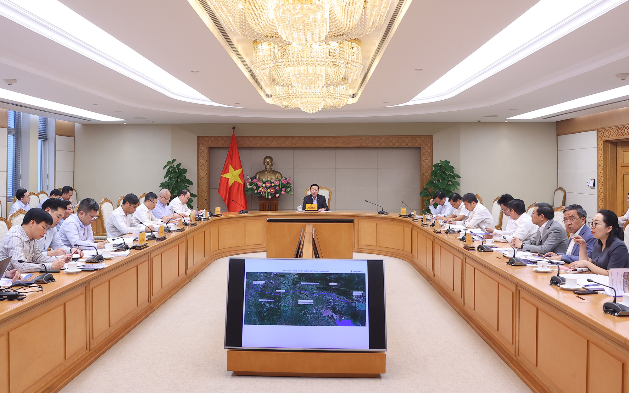 Deputy Prime Minister Tran Hong Ha listens to the report on the proposed Hanoi - Quang Ninh passenger railway route - Photo 2. Phó Thủ tướng Trần Hồng Hà nghe báo cáo đề xuất tuyến đường sắt chở khách Hà Nội – Quảng Ninh- Ảnh 2.