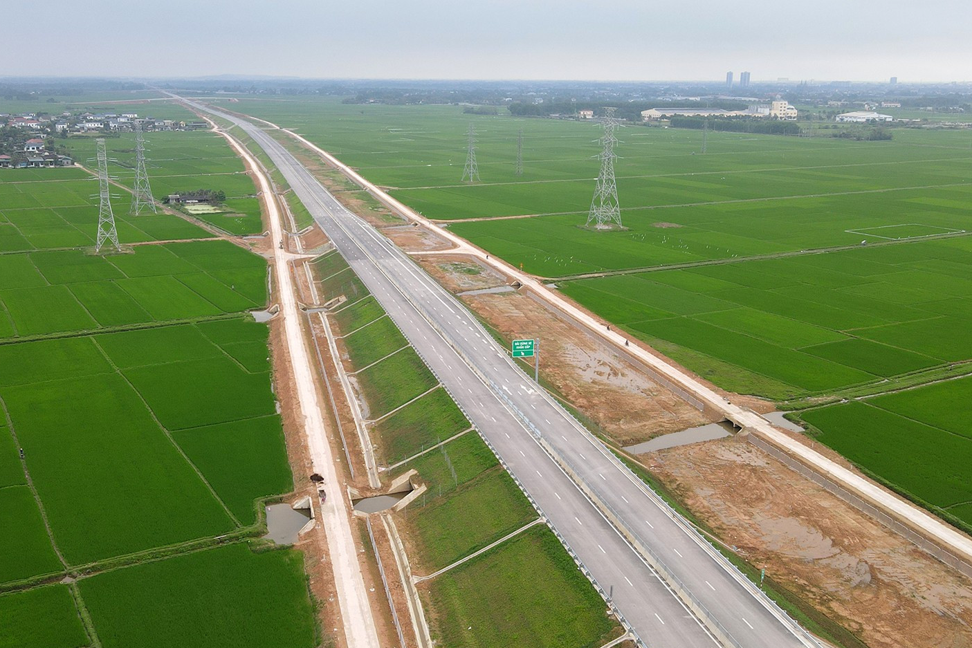 Cao tốc Bắc-Nam qua Hà Tĩnh trước giờ thông xe- Ảnh 1.