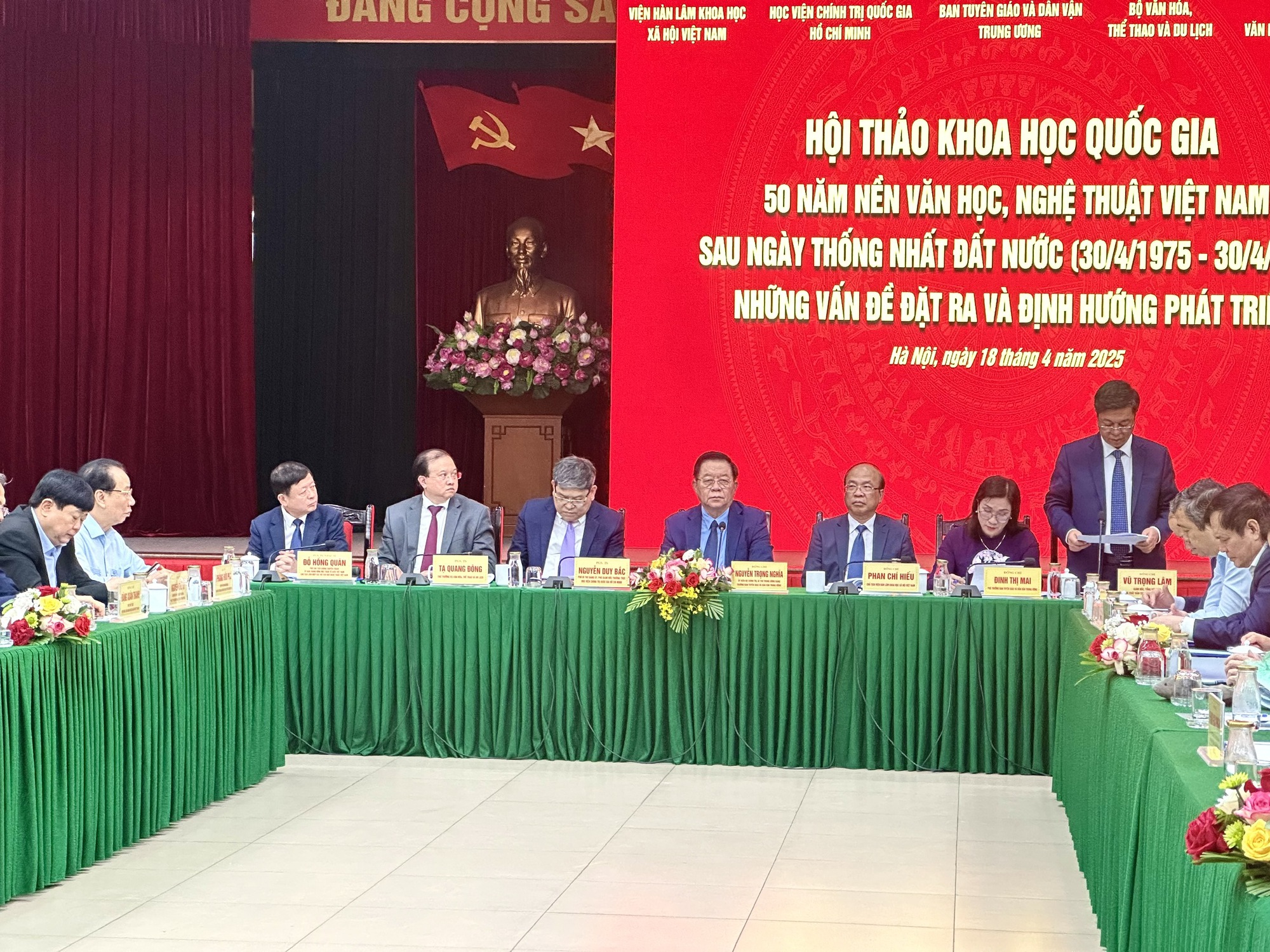 Văn học, nghệ thuật đã bền bỉ hun đúc, nuôi dưỡng tâm hồn, nhân cách con người Việt Nam- Ảnh 1. Văn học, nghệ thuật đã bền bỉ hun đúc, nuôi dưỡng tâm hồn, nhân cách con người Việt Nam- Ảnh 1.
