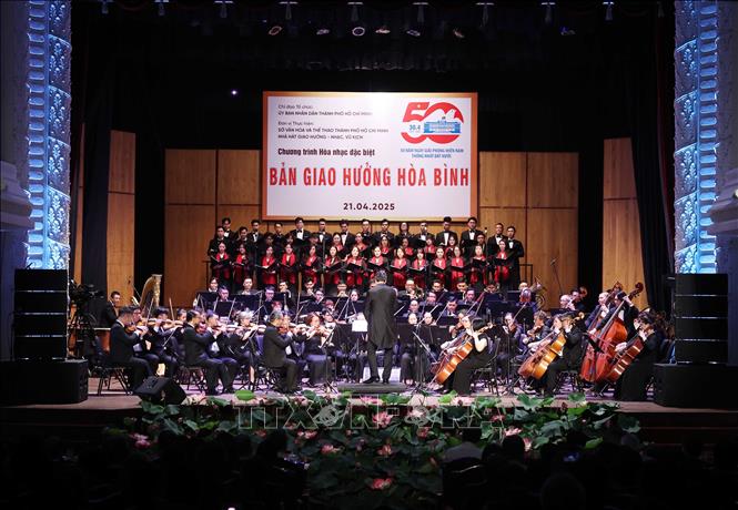 Tổng Bí thư Tô Lâm dự Chương trình hòa nhạc đặc biệt 'Bản giao hưởng hòa bình'- Ảnh 2. Tổng Bí thư Tô Lâm dự Chương trình hòa nhạc đặc biệt 'Bản giao hưởng hòa bình'- Ảnh 2.