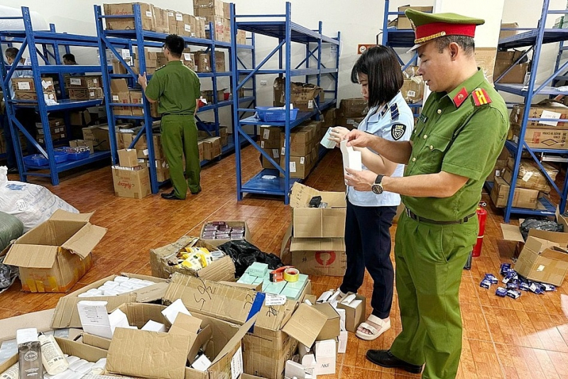 Tập trung kiểm tra hoạt động kinh doanh mỹ phẩm trên TikTok, Zalo, Facebook, YouTube- Ảnh 1. Tập trung kiểm tra hoạt động kinh doanh mỹ phẩm trên TikTok, Zalo, Facebook, YouTube- Ảnh 1.