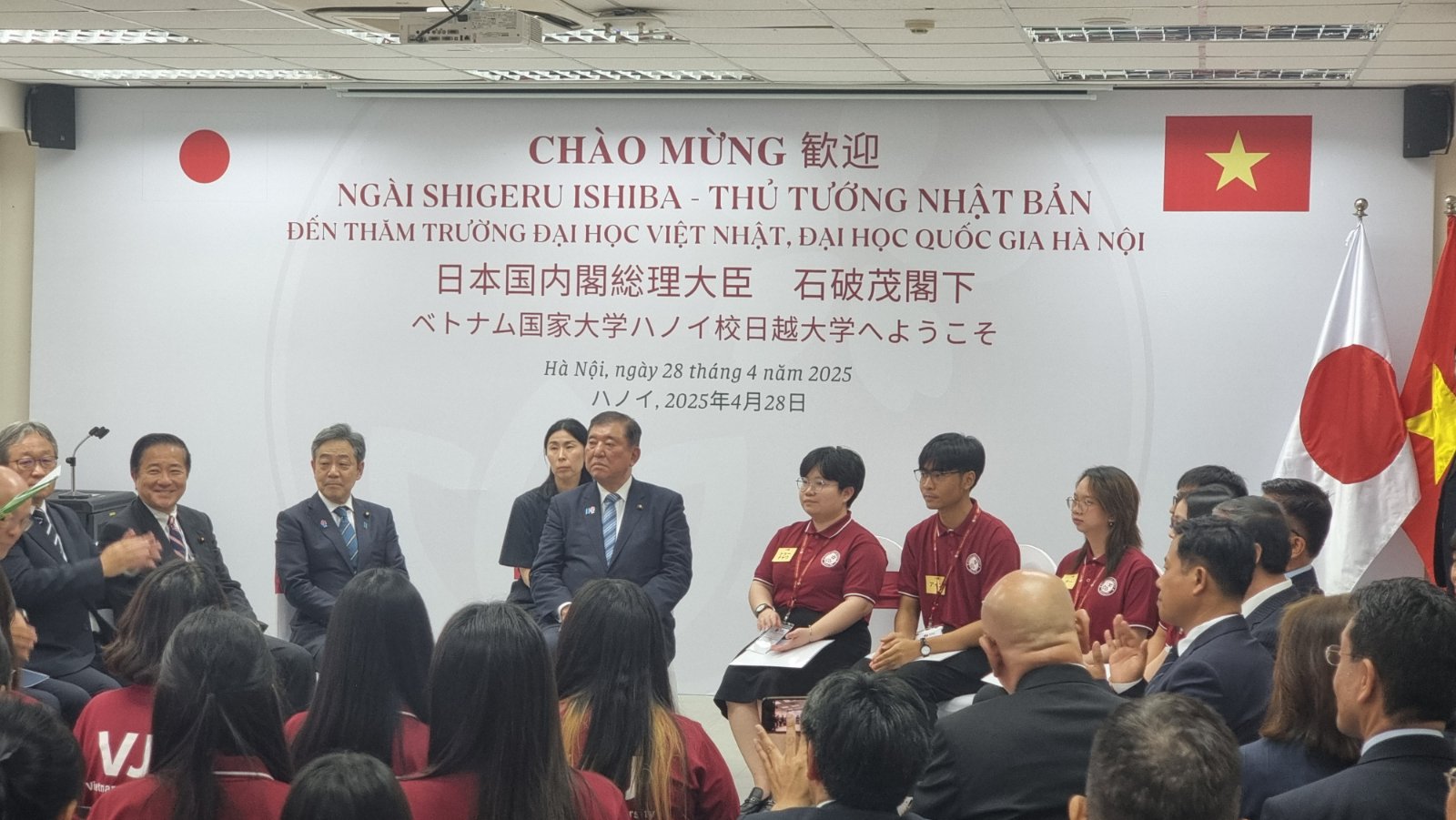 Thủ tướng Nhật Bản Ishiba Shigeru thăm Đại học Việt Nhật- Ảnh 4. Thủ tướng Nhật Bản Ishiba Shigeru thăm Đại học Việt Nhật- Ảnh 4.