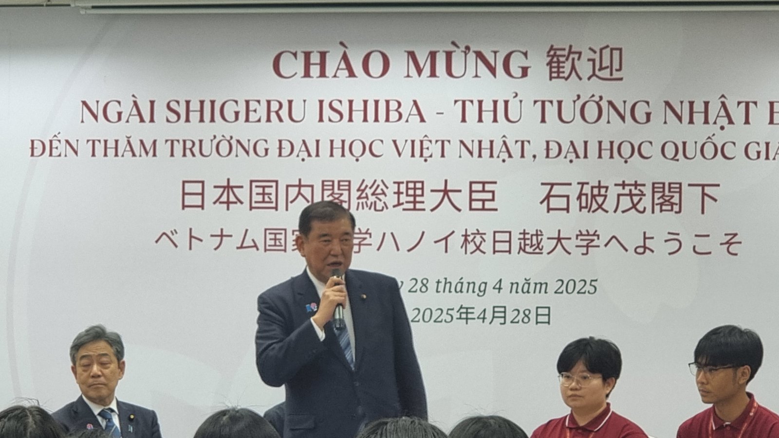 Thủ tướng Nhật Bản Ishiba Shigeru thăm Đại học Việt Nhật- Ảnh 3. Thủ tướng Nhật Bản Ishiba Shigeru thăm Đại học Việt Nhật- Ảnh 3.