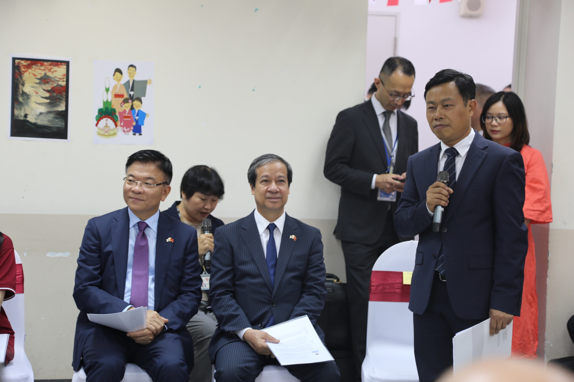Thủ tướng Nhật Bản Ishiba Shigeru thăm Đại học Việt Nhật- Ảnh 2. Thủ tướng Nhật Bản Ishiba Shigeru thăm Đại học Việt Nhật- Ảnh 2.
