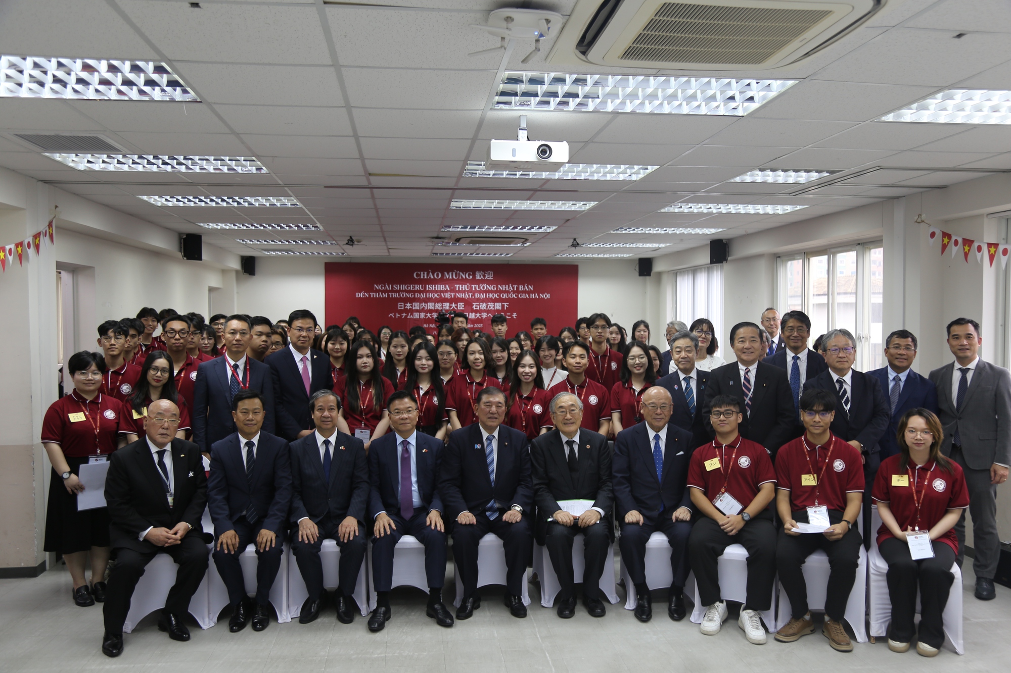 Thủ tướng Nhật Bản Ishiba Shigeru thăm Đại học Việt Nhật- Ảnh 1. Thủ tướng Nhật Bản Ishiba Shigeru thăm Đại học Việt Nhật- Ảnh 1.