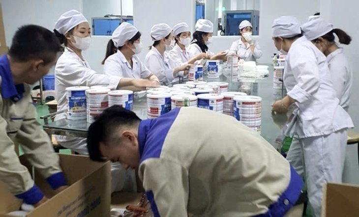 Khởi tố thêm 4 bị can vụ án sản xuất, buôn bán, tiêu thụ sữa bột giả- Ảnh 1. Khởi tố thêm 4 bị can vụ án sản xuất, buôn bán, tiêu thụ sữa bột giả- Ảnh 1.