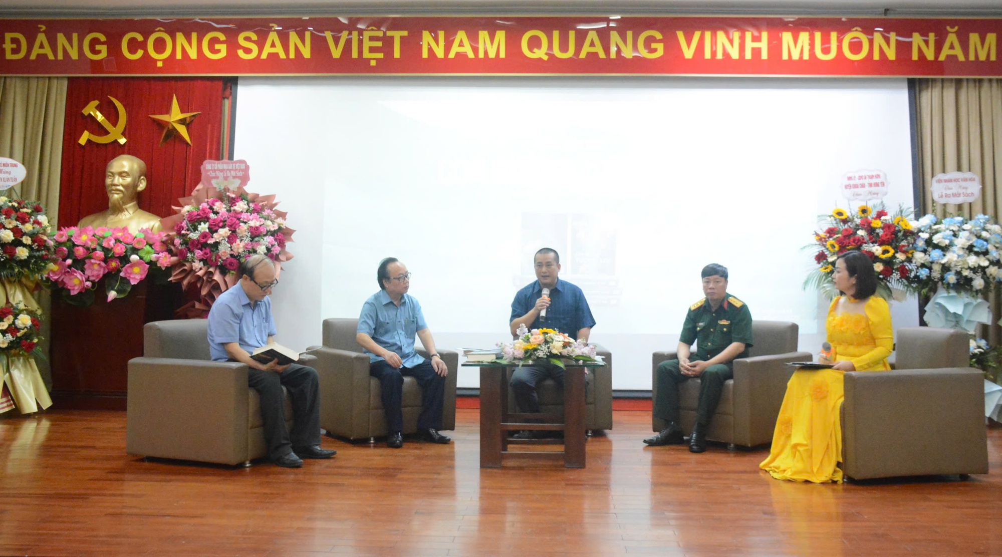 Ra mắt Cuốn sách ‘Con đường tương lai’- Ảnh 2. Ra mắt Cuốn sách ‘Con đường tương lai’- Ảnh 2.
