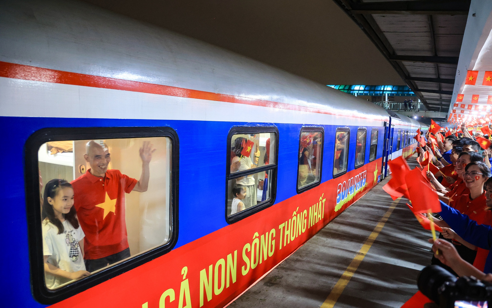 Chuyến tàu đặc biệt chào mừng ngày đất nước hoàn toàn giải phóng