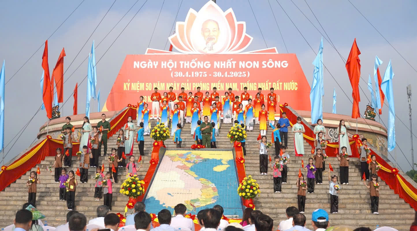 Quảng Trị trang trọng tổ chức lễ thượng cờ Thống nhất non sông- Ảnh 4. Quảng Trị trang trọng tổ chức lễ thượng cờ Thống nhất non sông- Ảnh 4.