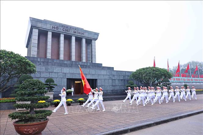 Chùm ảnh: Lễ chào cờ đặc biệt chào mừng 50 năm thống nhất đất nước tại Quảng trường Ba Đình