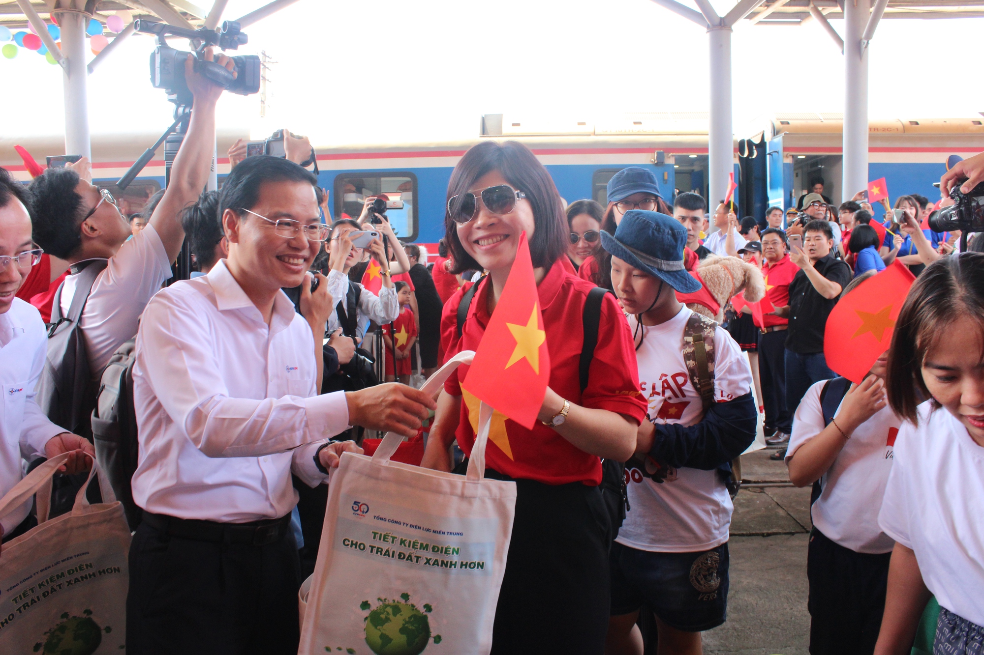 Đà Nẵng rực rỡ cờ hoa đón “Đoàn tàu Thống Nhất”- Ảnh 7. Đà Nẵng rực rỡ cờ hoa đón “Đoàn tàu Thống Nhất”- Ảnh 7.