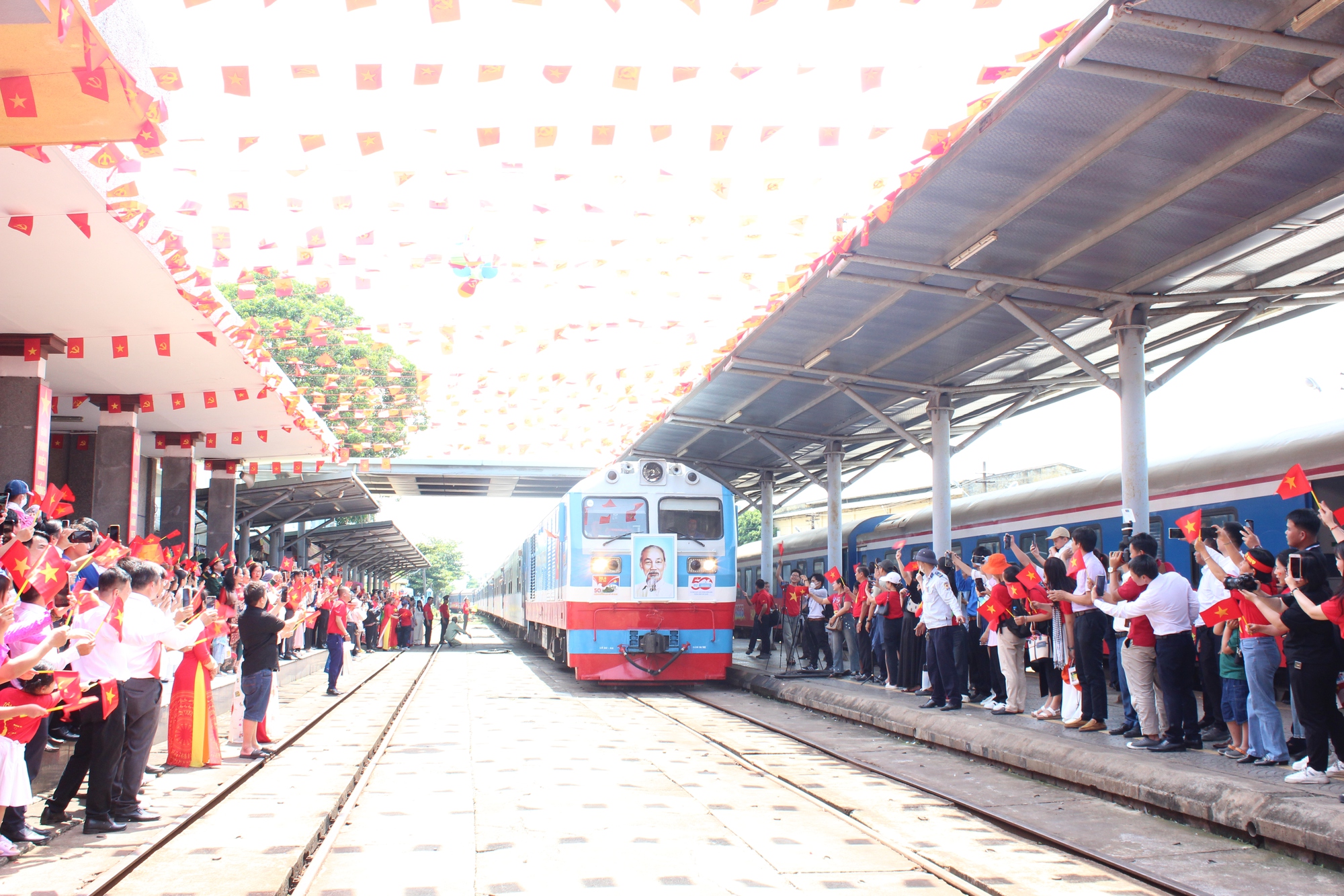 Đà Nẵng rực rỡ cờ hoa đón “Đoàn tàu Thống Nhất”- Ảnh 8. Đà Nẵng rực rỡ cờ hoa đón “Đoàn tàu Thống Nhất”- Ảnh 8.