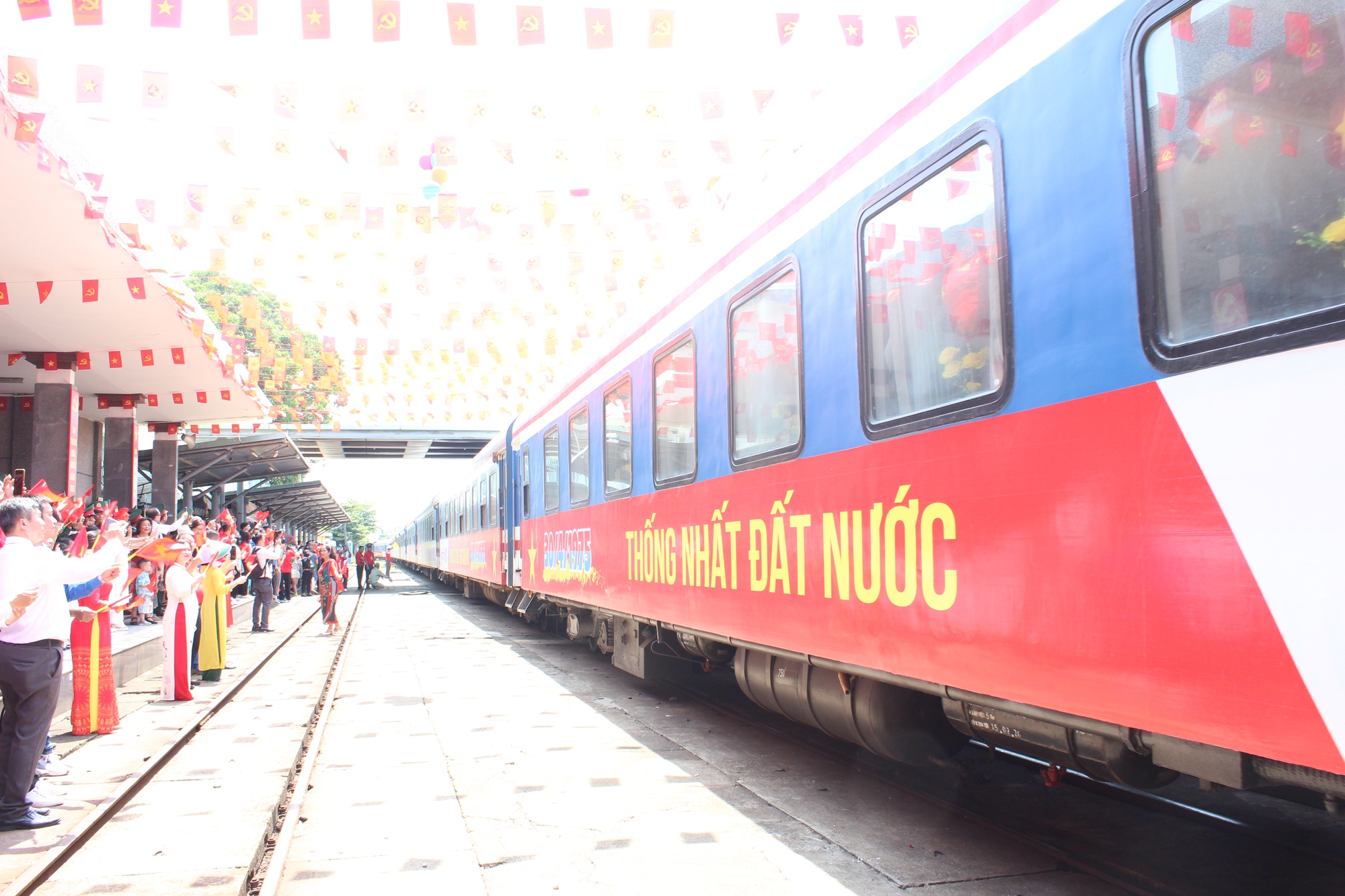 Đà Nẵng rực rỡ cờ hoa đón “Đoàn tàu Thống Nhất”- Ảnh 6. Đà Nẵng rực rỡ cờ hoa đón “Đoàn tàu Thống Nhất”- Ảnh 6.