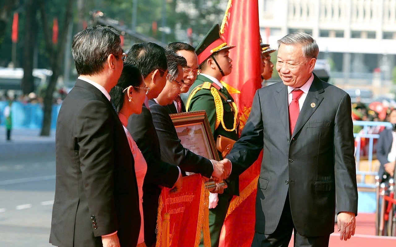 Đảng bộ, chính quyền và nhân dân TPHCM nhận Danh hiệu Anh hùng Lao động