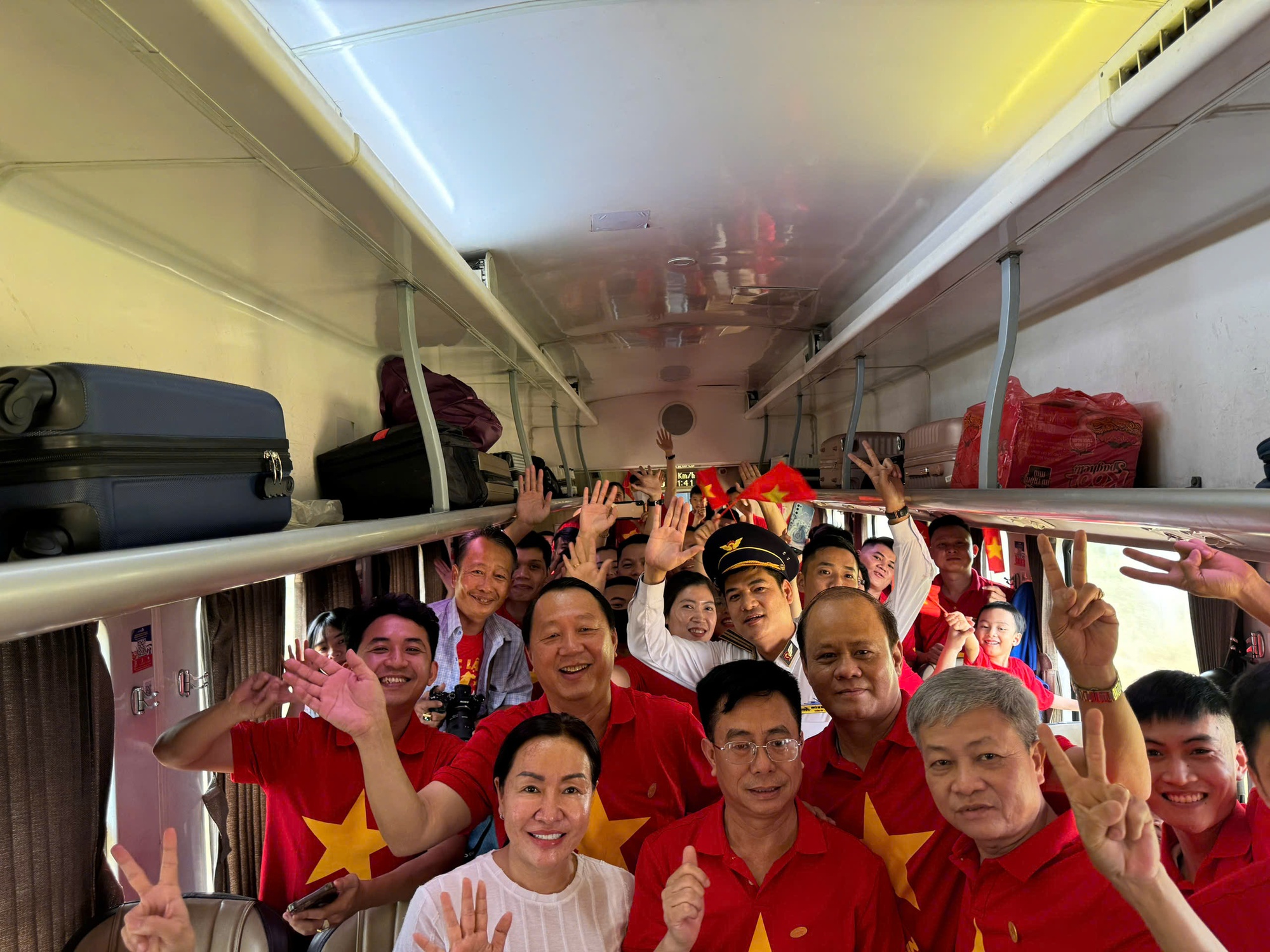 Đà Nẵng rực rỡ cờ hoa đón “Đoàn tàu Thống Nhất”- Ảnh 5. Đà Nẵng rực rỡ cờ hoa đón “Đoàn tàu Thống Nhất”- Ảnh 5.