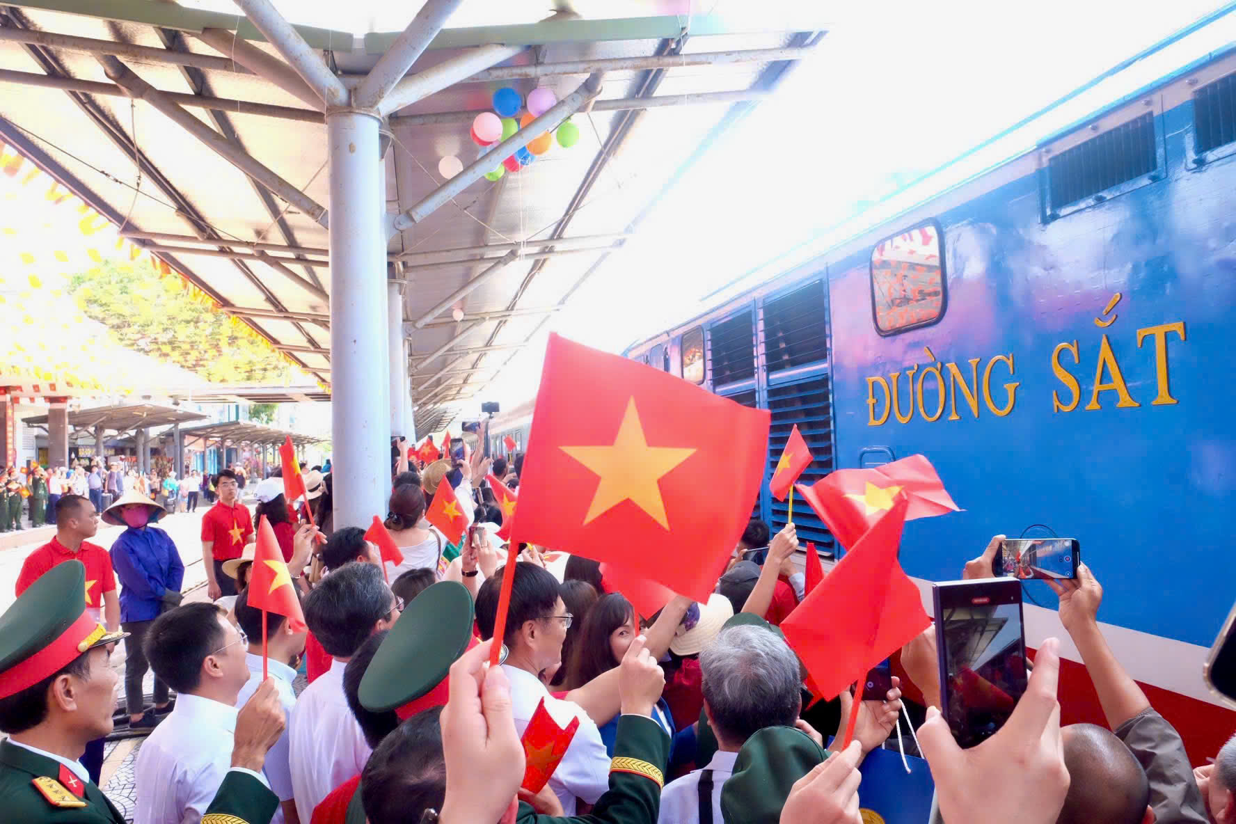 Đà Nẵng rực rỡ cờ hoa đón “Đoàn tàu Thống Nhất”- Ảnh 3. Đà Nẵng rực rỡ cờ hoa đón “Đoàn tàu Thống Nhất”- Ảnh 3.