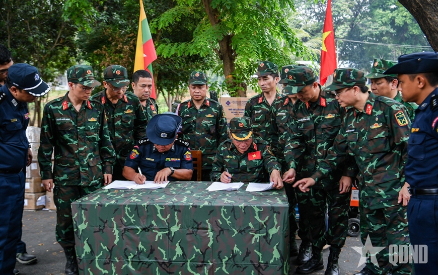 Đoàn cứu hộ Việt Nam trao tặng hàng cứu trợ, nhu yếu phẩm cho Myanmar- Ảnh 1. Đoàn cứu hộ Việt Nam trao tặng hàng cứu trợ, nhu yếu phẩm cho Myanmar- Ảnh 1.