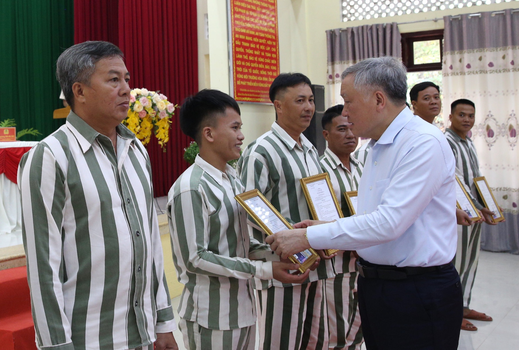Phó Thủ tướng Thường trực Nguyễn Hòa Bình dự Lễ công bố quyết định đặc xá tại Trại giam A2- Ảnh 7. Phó Thủ tướng Thường trực Nguyễn Hòa Bình dự Lễ công bố quyết định đặc xá tại Trại giam A2- Ảnh 7.