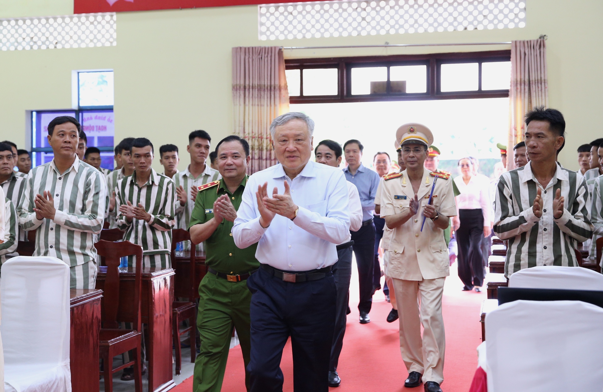 Phó Thủ tướng Thường trực Nguyễn Hòa Bình dự Lễ công bố quyết định đặc xá tại Trại giam A2- Ảnh 2. Phó Thủ tướng Thường trực Nguyễn Hòa Bình dự Lễ công bố quyết định đặc xá tại Trại giam A2- Ảnh 2.