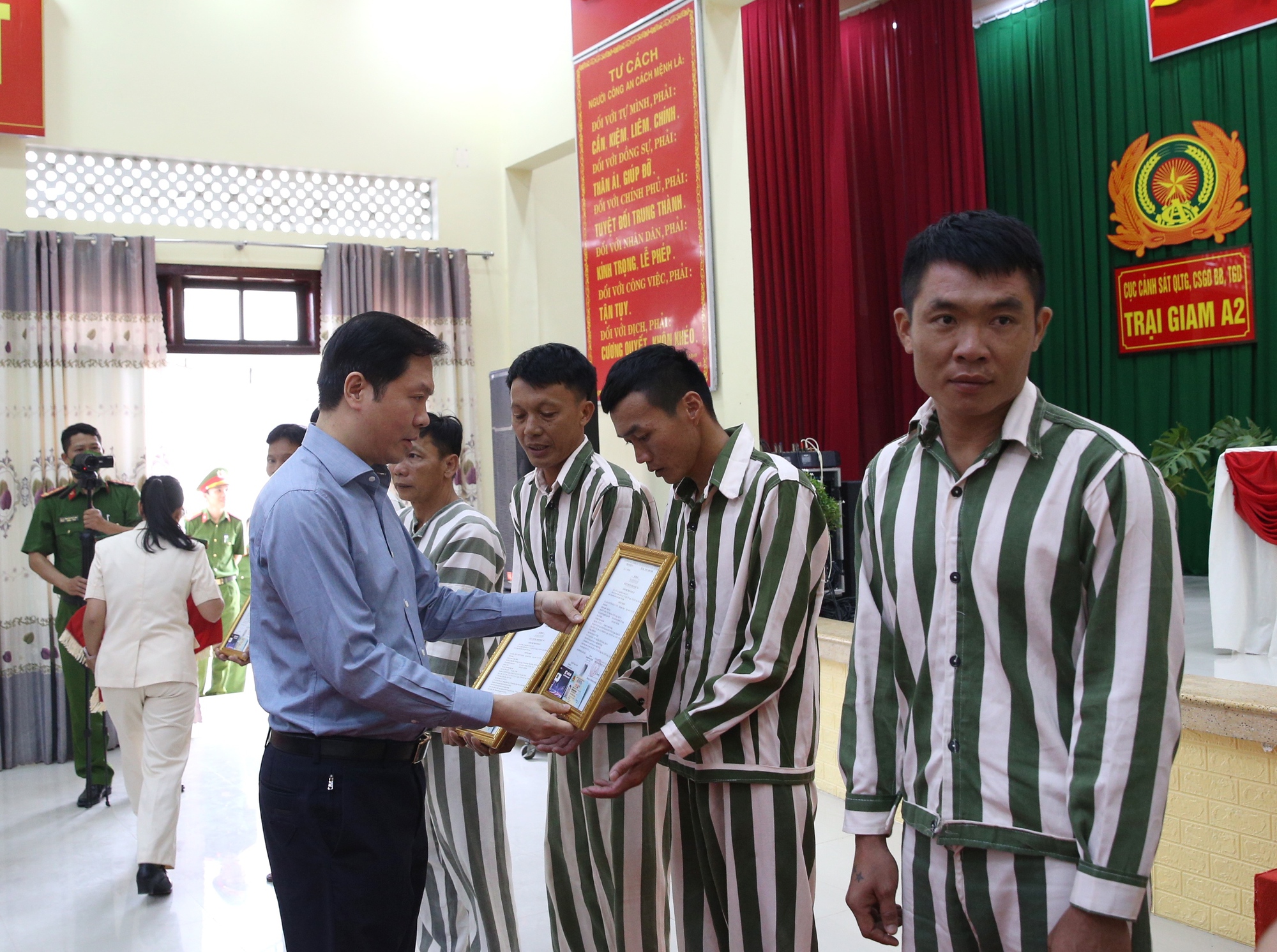 Phó Thủ tướng Thường trực Nguyễn Hòa Bình dự Lễ công bố quyết định đặc xá tại Trại giam A2- Ảnh 8. Phó Thủ tướng Thường trực Nguyễn Hòa Bình dự Lễ công bố quyết định đặc xá tại Trại giam A2- Ảnh 8.