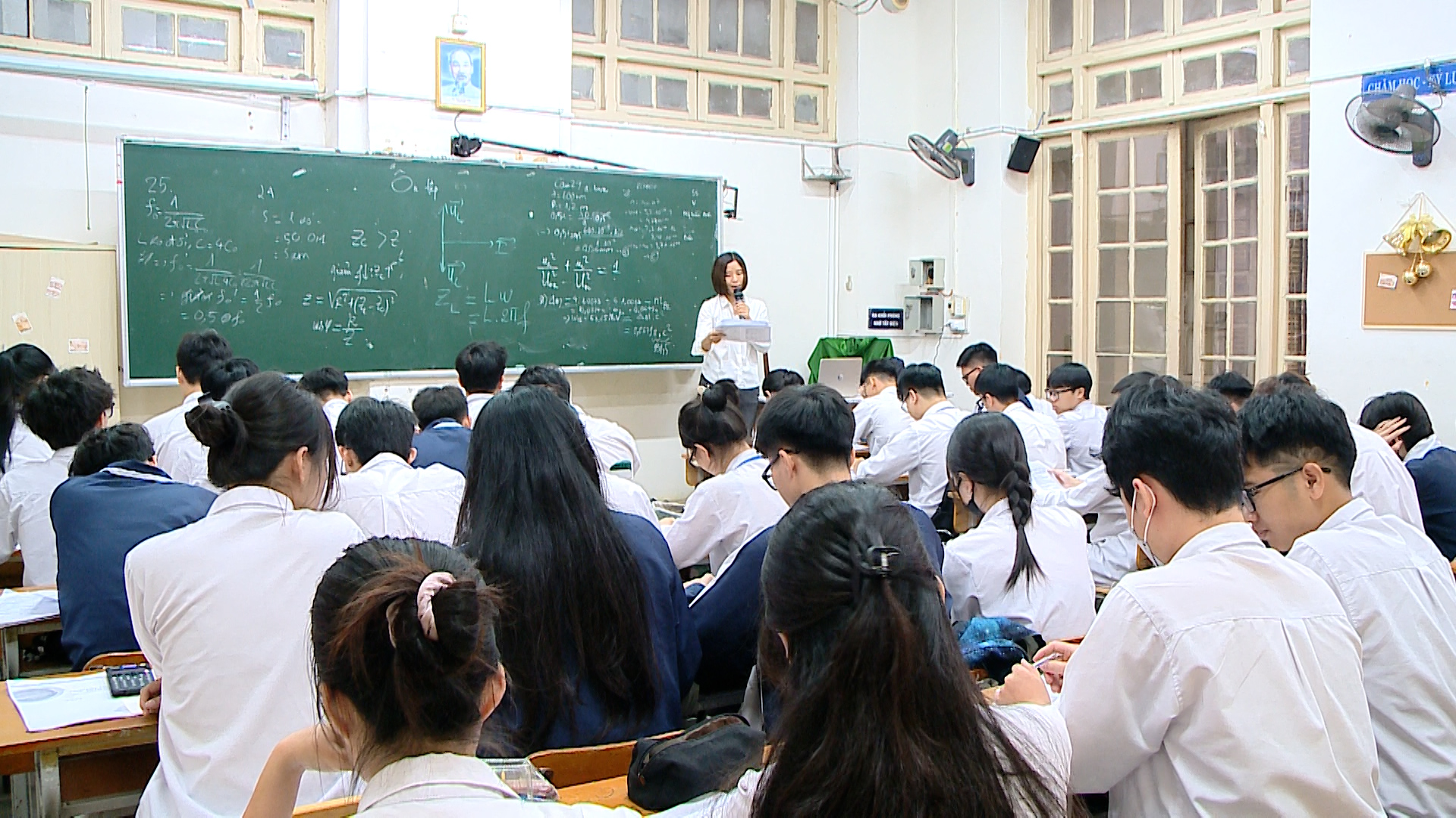Thầy trò căng mình chuẩn bị cho kỳ thi tốt nghiệp THPT 2025- Ảnh 3.