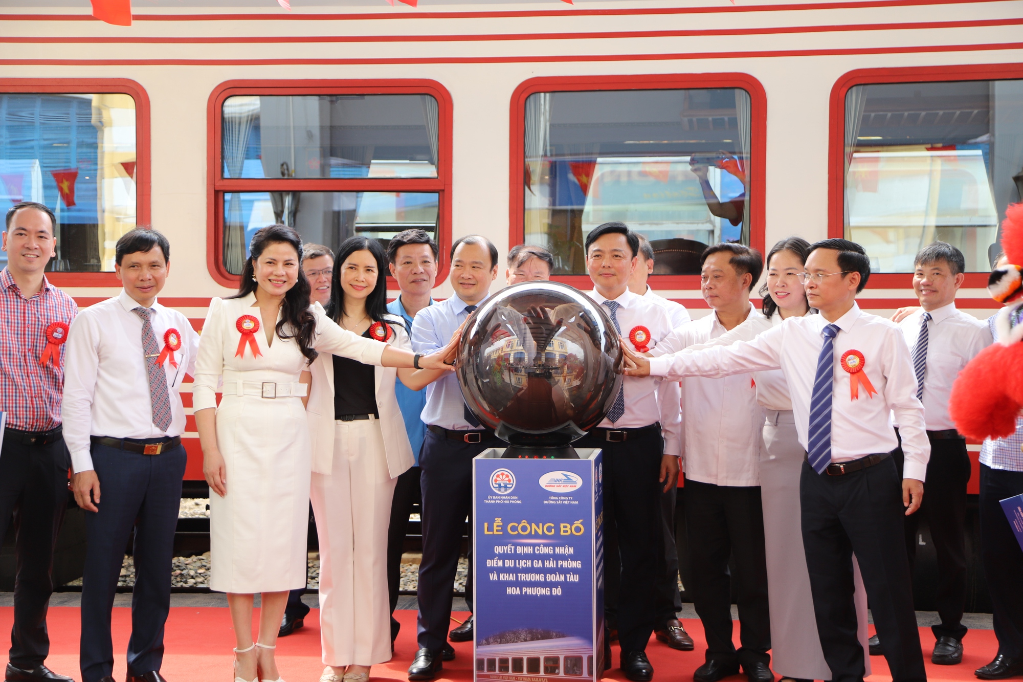 Khai trương đoàn tàu chất lượng cao 'Hoa Phượng đỏ' kết nối Hà Nội – Hải Phòng- Ảnh 3. Khai trương đoàn tàu chất lượng cao 'Hoa Phượng đỏ' kết nối Hà Nội – Hải Phòng- Ảnh 3.