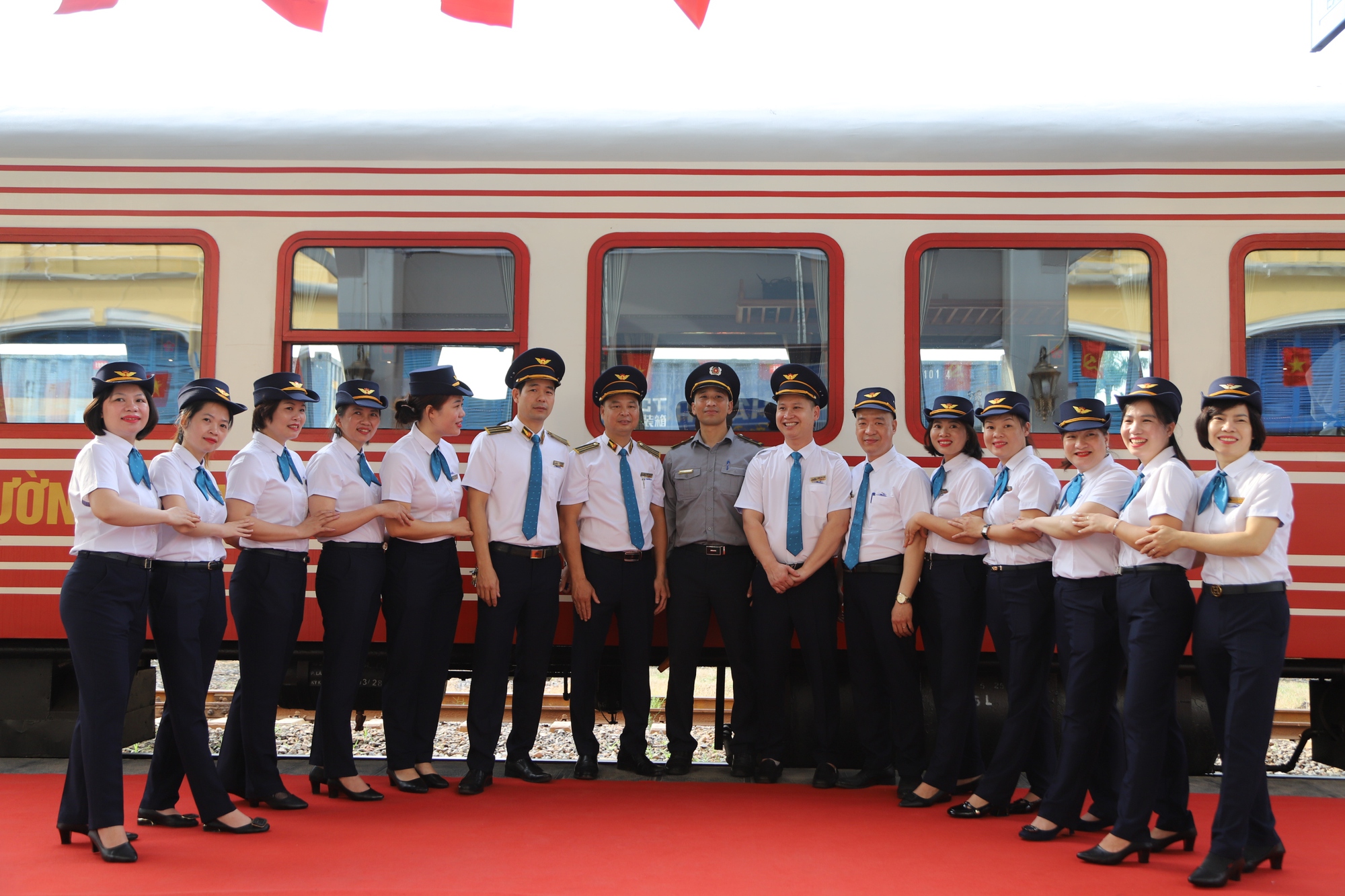 Khai trương đoàn tàu chất lượng cao 'Hoa Phượng đỏ' kết nối Hà Nội – Hải Phòng- Ảnh 6. Khai trương đoàn tàu chất lượng cao 'Hoa Phượng đỏ' kết nối Hà Nội – Hải Phòng- Ảnh 6.