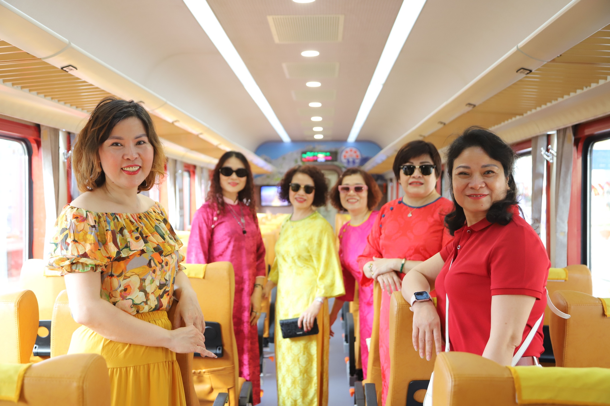 Khai trương đoàn tàu chất lượng cao 'Hoa Phượng đỏ' kết nối Hà Nội – Hải Phòng- Ảnh 5. Khai trương đoàn tàu chất lượng cao 'Hoa Phượng đỏ' kết nối Hà Nội – Hải Phòng- Ảnh 5.