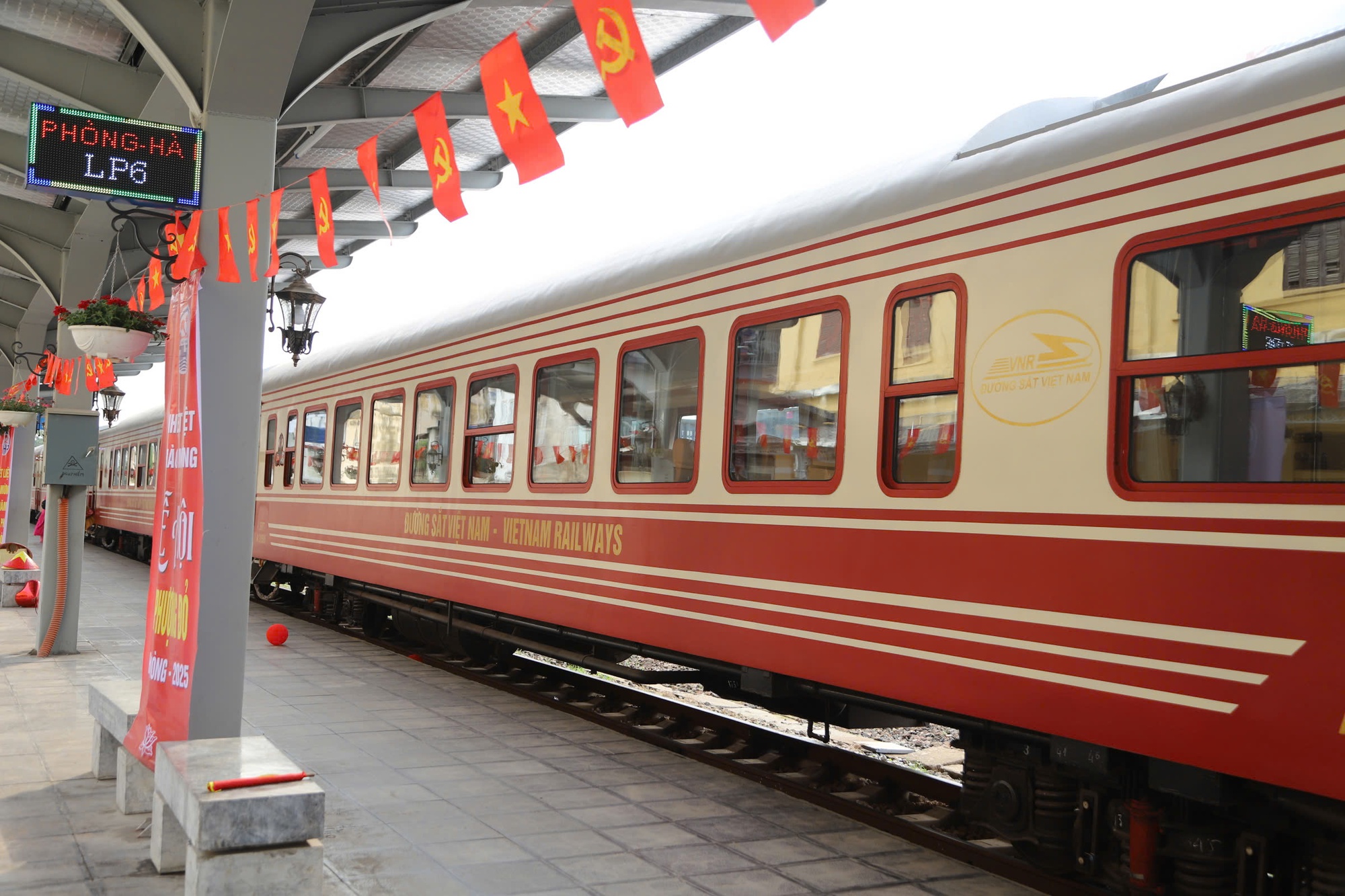 Khai trương đoàn tàu chất lượng cao 'Hoa Phượng đỏ' kết nối Hà Nội – Hải Phòng- Ảnh 1. Khai trương đoàn tàu chất lượng cao 'Hoa Phượng đỏ' kết nối Hà Nội – Hải Phòng- Ảnh 1.