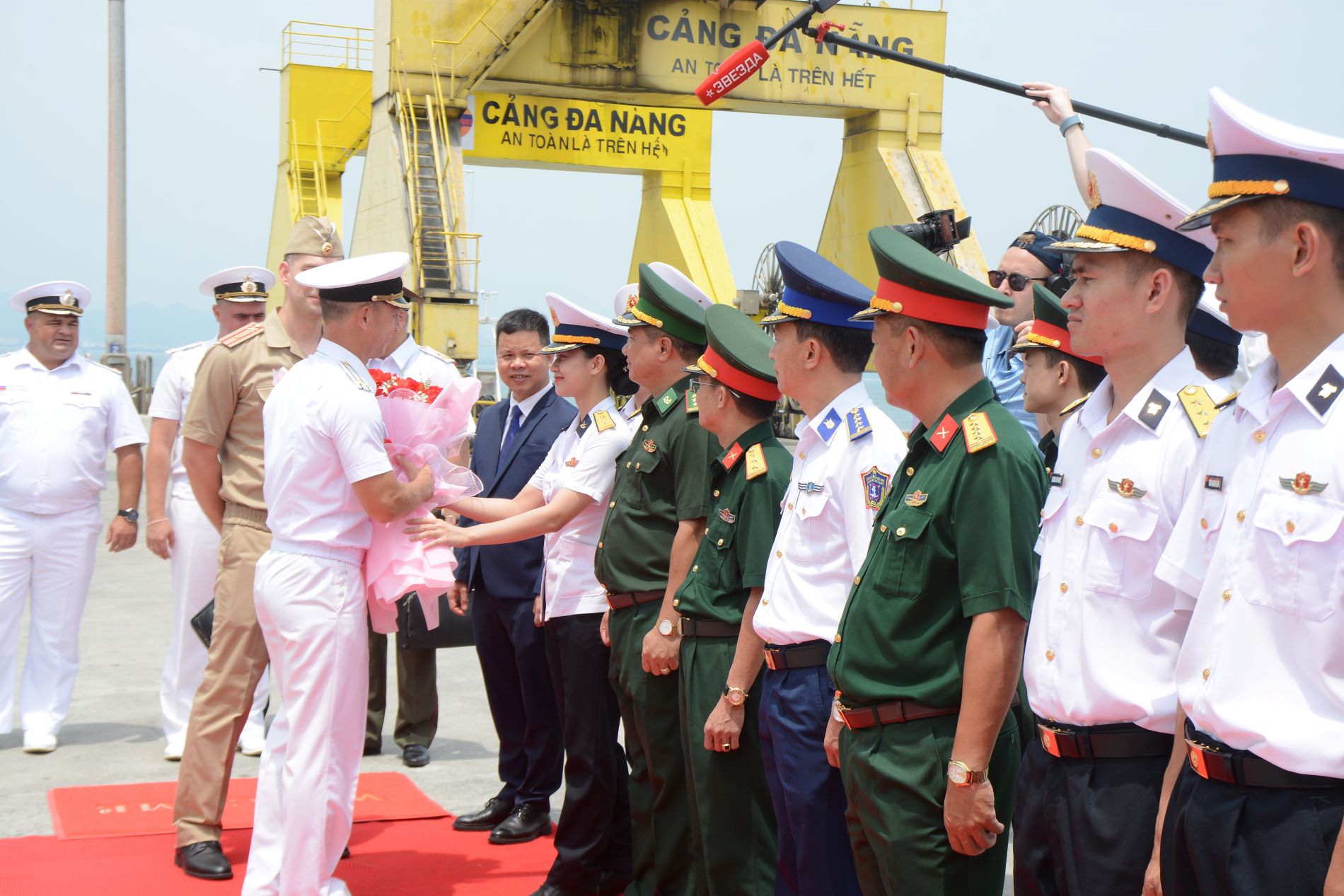 Đội tàu thuộc Hạm đội Thái Bình Dương, Hải quân Liên bang Nga thăm Đà Nẵng- Ảnh 1.