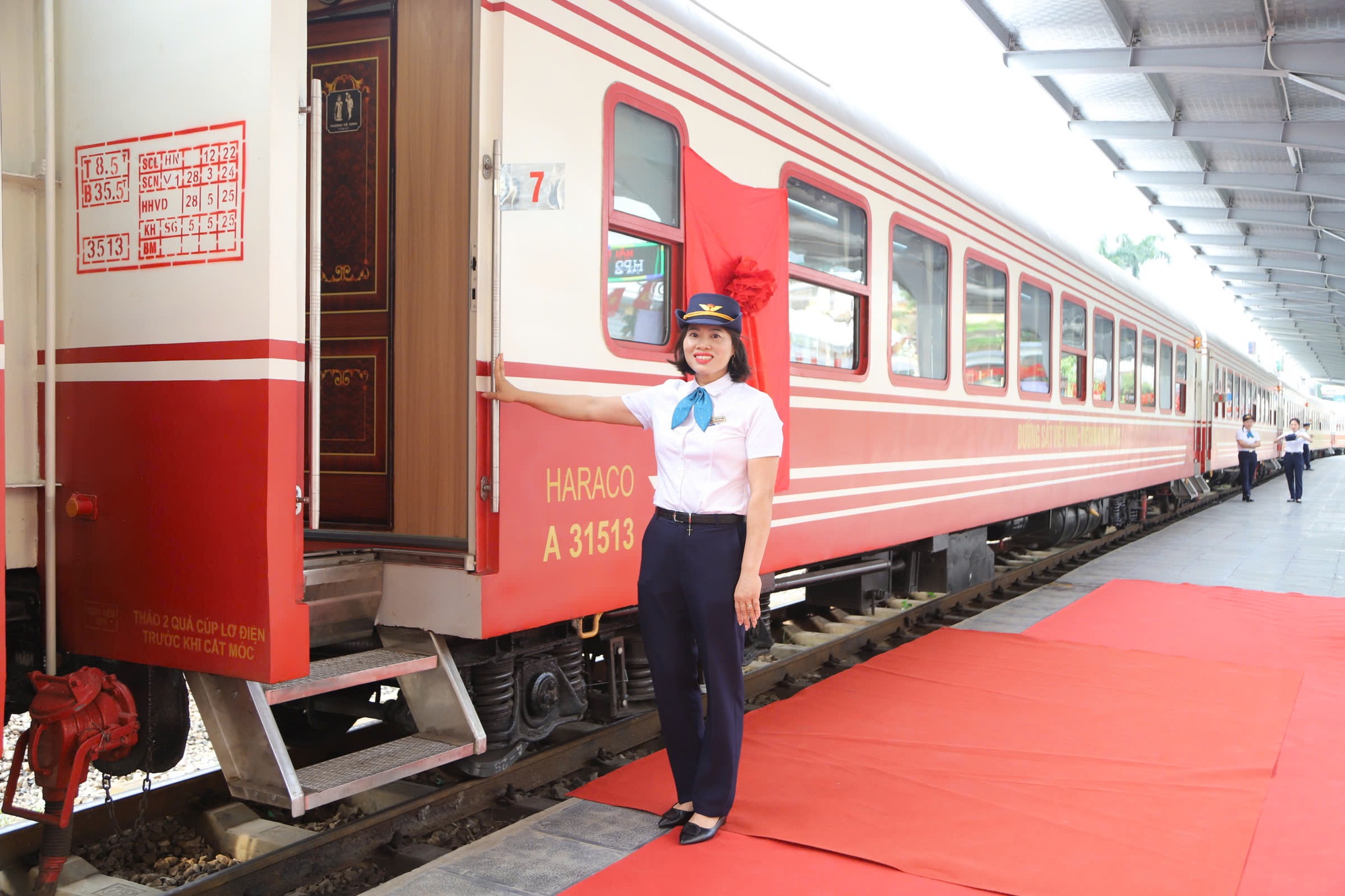 Khai trương đoàn tàu chất lượng cao 'Hoa Phượng đỏ' kết nối Hà Nội – Hải Phòng- Ảnh 2. Khai trương đoàn tàu chất lượng cao 'Hoa Phượng đỏ' kết nối Hà Nội – Hải Phòng- Ảnh 2.