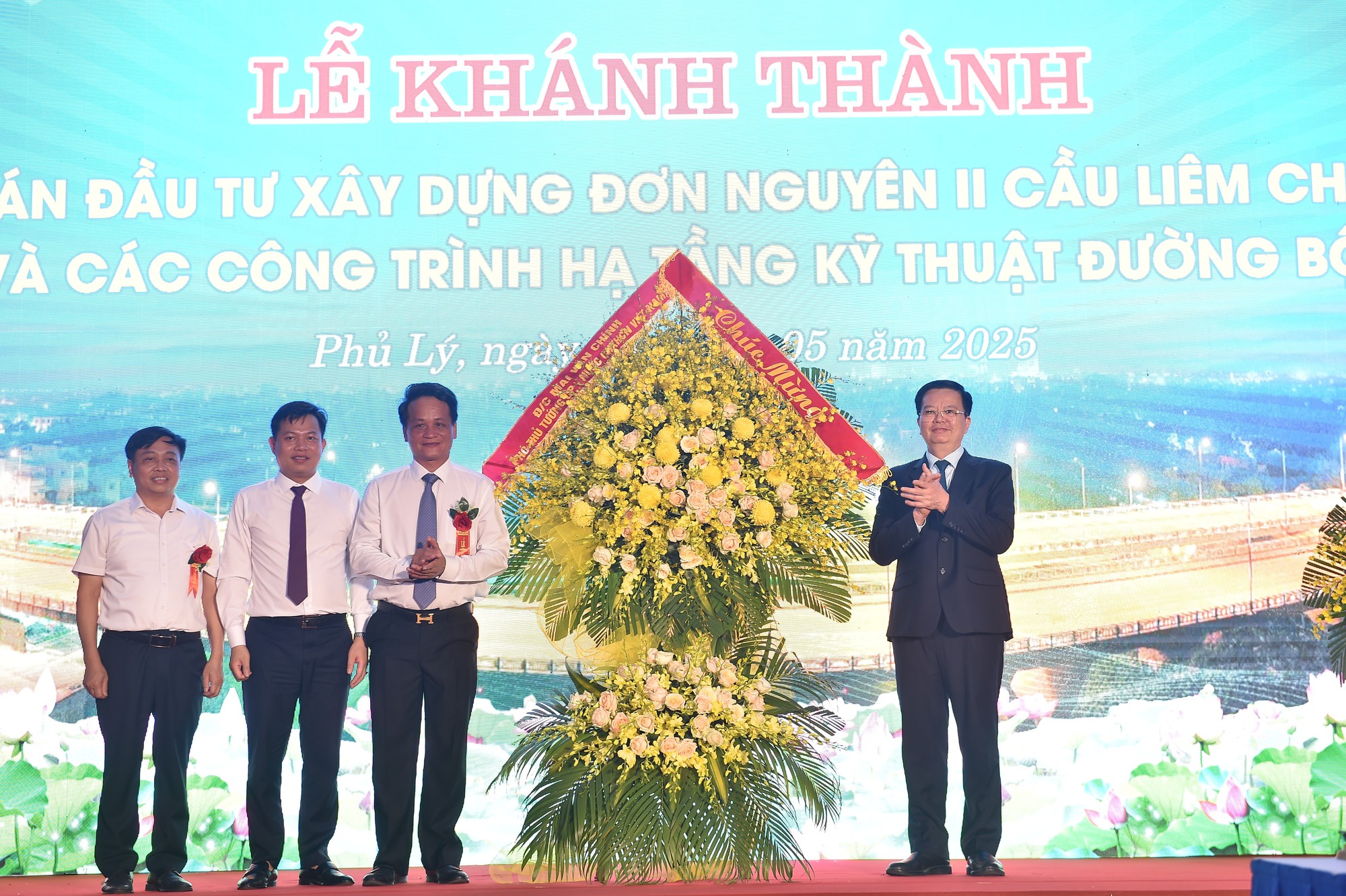 Phó Thủ tướng Mai Văn Chính dự lễ khánh thành cầu Liêm Chính, đơn nguyên II, Phủ Lý, Hà Nam- Ảnh 3. Phó Thủ tướng Mai Văn Chính dự lễ khánh thành cầu Liêm Chính, đơn nguyên II, Phủ Lý, Hà Nam- Ảnh 3.
