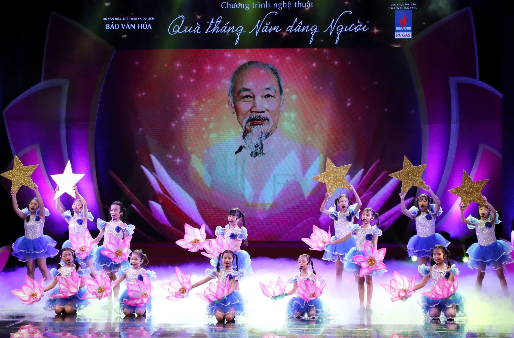 'Quà tháng Năm dâng Người'-Chương trình nghệ thuật đặc biệt kỷ niệm Ngày sinh nhật Bác - Ảnh 1. 'Quà tháng Năm dâng Người'-Chương trình nghệ thuật đặc biệt kỷ niệm Ngày sinh nhật Bác - Ảnh 1.