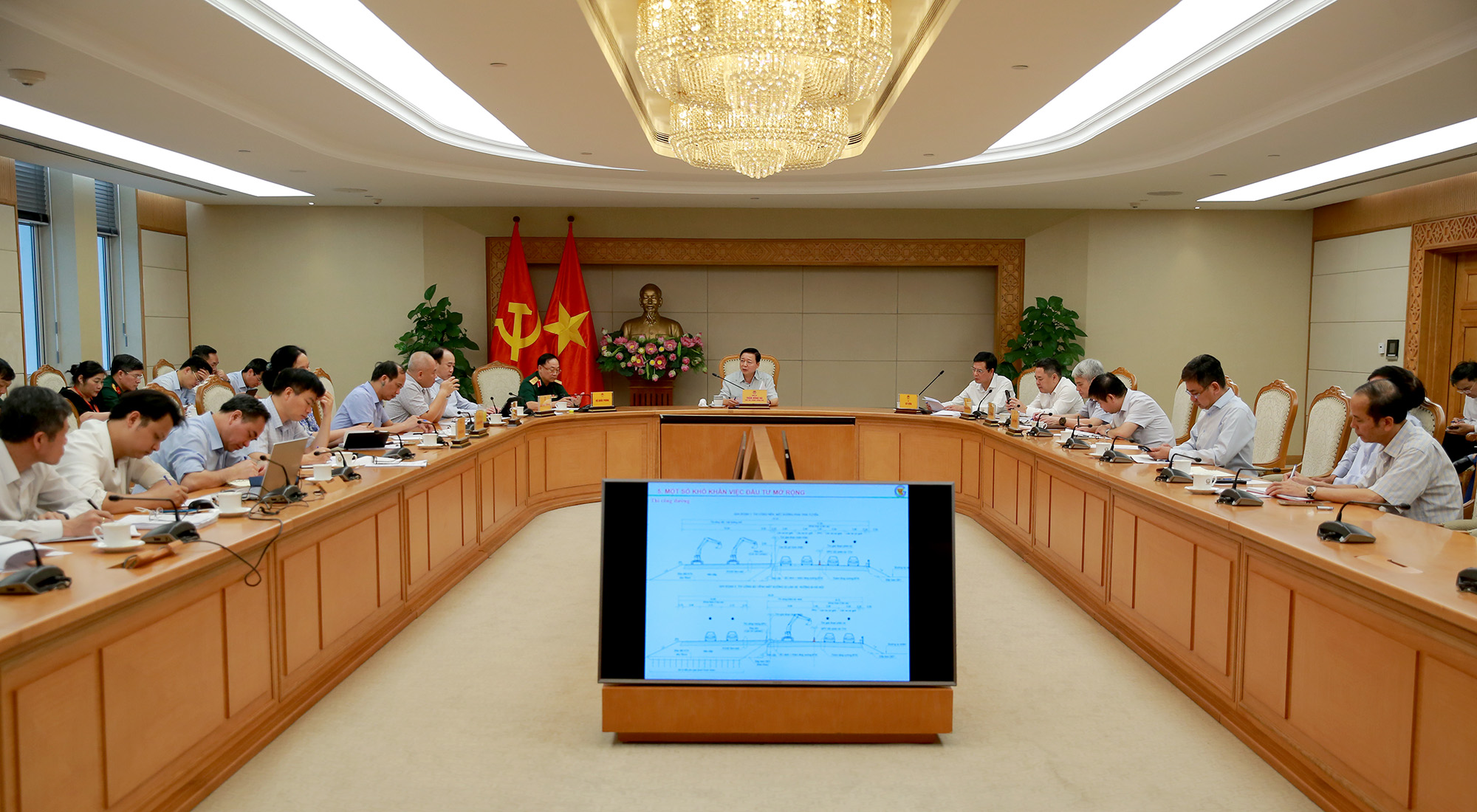 Lựa chọn đầu tư mở rộng hoàn chỉnh đoạn tuyến cao tốc phải khoa học, sát thực tiễn, khả thi, hiệu quả- Ảnh 2. Lựa chọn đầu tư mở rộng hoàn chỉnh đoạn tuyến cao tốc phải khoa học, sát thực tiễn, khả thi, hiệu quả- Ảnh 2.