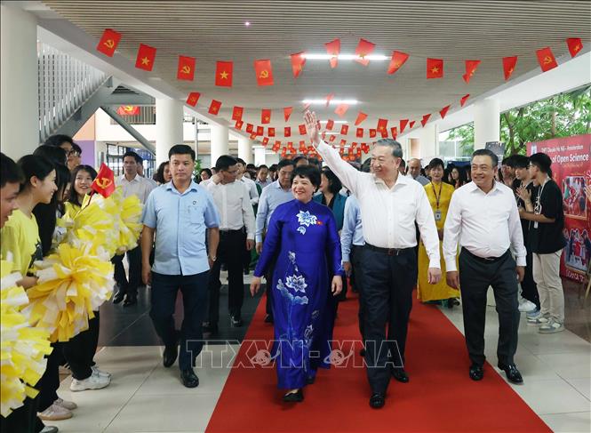 Tổng Bí thư Tô Lâm: Thúc đẩy đổi mới sáng tạo, chuyển đổi số trong trường học, không để học sinh nào bị bỏ lại phía sau- Ảnh 1. Tổng Bí thư Tô Lâm: Thúc đẩy đổi mới sáng tạo, chuyển đổi số trong trường học, không để học sinh nào bị bỏ lại phía sau- Ảnh 1.