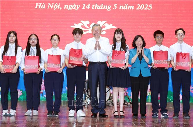 Tổng Bí thư Tô Lâm: Thúc đẩy đổi mới sáng tạo, chuyển đổi số trong trường học, không để học sinh nào bị bỏ lại phía sau- Ảnh 4. Tổng Bí thư Tô Lâm: Thúc đẩy đổi mới sáng tạo, chuyển đổi số trong trường học, không để học sinh nào bị bỏ lại phía sau- Ảnh 4.