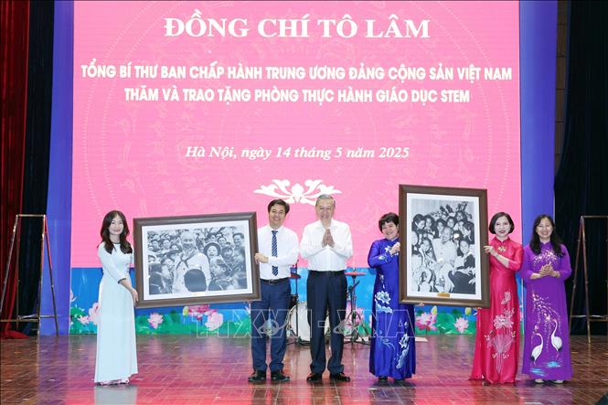 Tổng Bí thư Tô Lâm: Thúc đẩy đổi mới sáng tạo, chuyển đổi số trong trường học, không để học sinh nào bị bỏ lại phía sau- Ảnh 8. Tổng Bí thư Tô Lâm: Thúc đẩy đổi mới sáng tạo, chuyển đổi số trong trường học, không để học sinh nào bị bỏ lại phía sau- Ảnh 8.