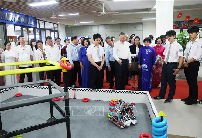 Tổng Bí thư Tô Lâm: Thúc đẩy đổi mới sáng tạo, chuyển đổi số trong trường học, không để học sinh nào bị bỏ lại phía sau- Ảnh 3. Tổng Bí thư Tô Lâm: Thúc đẩy đổi mới sáng tạo, chuyển đổi số trong trường học, không để học sinh nào bị bỏ lại phía sau- Ảnh 3.