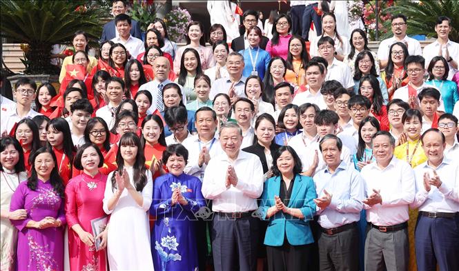 Tổng Bí thư Tô Lâm: Thúc đẩy đổi mới sáng tạo, chuyển đổi số trong trường học, không để học sinh nào bị bỏ lại phía sau- Ảnh 9. Tổng Bí thư Tô Lâm: Thúc đẩy đổi mới sáng tạo, chuyển đổi số trong trường học, không để học sinh nào bị bỏ lại phía sau- Ảnh 9.