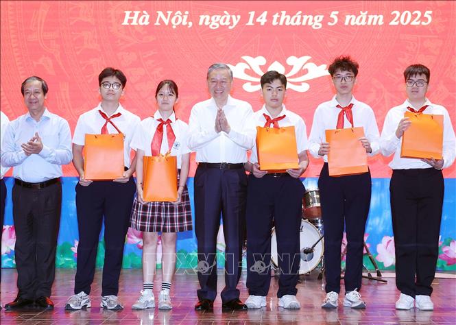 Tổng Bí thư Tô Lâm: Thúc đẩy đổi mới sáng tạo, chuyển đổi số trong trường học, không để học sinh nào bị bỏ lại phía sau- Ảnh 7. Tổng Bí thư Tô Lâm: Thúc đẩy đổi mới sáng tạo, chuyển đổi số trong trường học, không để học sinh nào bị bỏ lại phía sau- Ảnh 7.