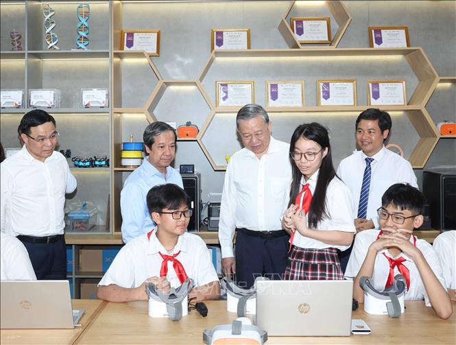 Tổng Bí thư Tô Lâm: Thúc đẩy đổi mới sáng tạo, chuyển đổi số trong trường học, không để học sinh nào bị bỏ lại phía sau- Ảnh 5. Tổng Bí thư Tô Lâm: Thúc đẩy đổi mới sáng tạo, chuyển đổi số trong trường học, không để học sinh nào bị bỏ lại phía sau- Ảnh 5.
